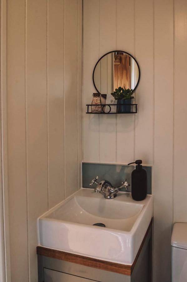 Luxury Shepherd'S Hut On Flower Farm With Outdoor Bath In Mid Cornwall Truro Extérieur photo