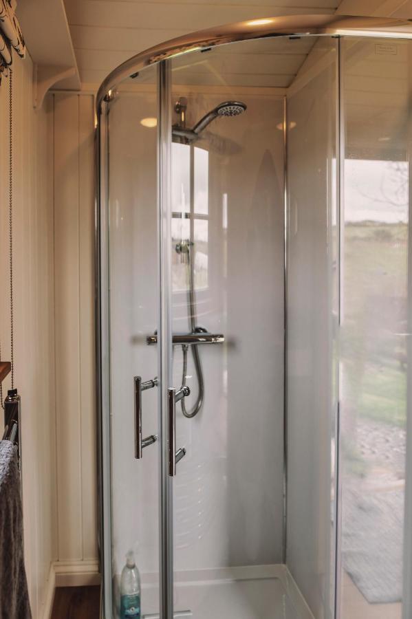 Luxury Shepherd'S Hut On Flower Farm With Outdoor Bath In Mid Cornwall Truro Extérieur photo